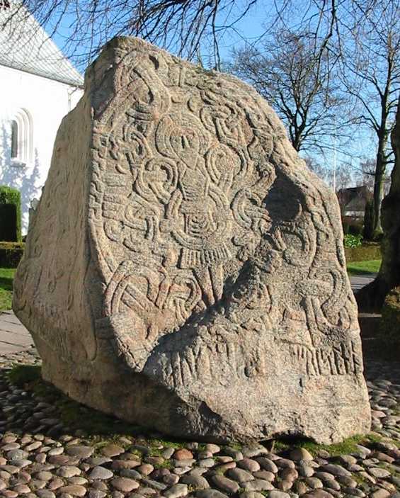 Runestein i Jelling, satt opp av Harald IV, med et bilde av Jesus Kristus